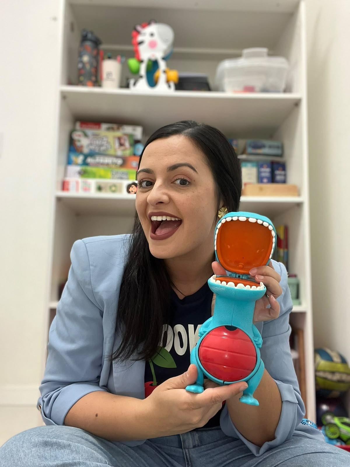 Adayle Weber apresentando um brinquedo educativo sobre a boca